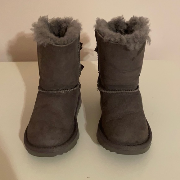 Authentic kids Uggs - Picture 1 of 3